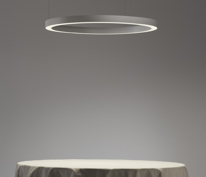 Lámpara de suspensión TR diseñada por Josep Lluís Xuclà para Insòlit, una lámpara de suspensión circular de diseño contemporáneo. Esta lámpara de suspensión destaca por su perfil de aluminio extruido y curvado, combinado con un difusor de policarbonato gel que suaviza la iluminación, ideal para proyectos de iluminación a medida y lámparas a medida. La lámpara de suspensión TR es totalmente personalizable y perfecta para crear combinaciones de lámparas suspendidas o lámparas flotantes combinables en lobbis de hotel, recepción y grandes espacios. Como lámpara de gran escala y lámpara de diseño exclusiva, la TR aporta funcionalidad y estilo en proyectos de lighting design, iluminación a medida y decoración de interiores. Este modelo de lámpara de suspensión circular permite múltiples combinaciones con otras lámparas suspendidas, facilitando composiciones únicas para lobbis de hotel, recepciones y grandes salones. La lámpara de suspensión TR de Insòlit es la elección ideal para quienes buscan lámparas combinables suspendidas, iluminación a medida y productos de alta calidad en lámparas de diseño y lighting design. TR suspension lamp designed by Josep Lluís Xuclà for Insòlit is a circular suspension lamp with a contemporary design. This suspension lamp features an extruded and curved aluminum profile combined with a gel polycarbonate diffuser that softens the lighting, perfect for bespoke lighting and custom lamps projects. The TR suspension lamp is fully customizable and ideal for creating combinations of suspended lamps or combinable floating lamps for hotel lobbies, receptions, and large spaces. As a large-scale lamp and designer lamp, the TR provides functionality and style in lighting design, bespoke lighting, and interior decoration projects. This circular suspension lamp model allows multiple combinations with other suspended lamps, enabling unique compositions for hotel lobbies, receptions, and large halls. The Insòlit TR suspension lamp is the perfect choice for those looking for combinable suspended lamps, bespoke lighting, and high-quality products in designer lamps and lighting design.