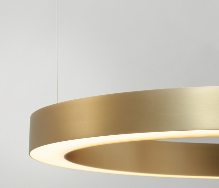 Lámpara de suspensión TR diseñada por Josep Lluís Xuclà para Insòlit, una lámpara de suspensión circular de diseño contemporáneo. Esta lámpara de suspensión destaca por su perfil de aluminio extruido y curvado, combinado con un difusor de policarbonato gel que suaviza la iluminación, ideal para proyectos de iluminación a medida y lámparas a medida. La lámpara de suspensión TR es totalmente personalizable y perfecta para crear combinaciones de lámparas suspendidas o lámparas flotantes combinables en lobbis de hotel, recepción y grandes espacios. Como lámpara de gran escala y lámpara de diseño exclusiva, la TR aporta funcionalidad y estilo en proyectos de lighting design, iluminación a medida y decoración de interiores. Este modelo de lámpara de suspensión circular permite múltiples combinaciones con otras lámparas suspendidas, facilitando composiciones únicas para lobbis de hotel, recepciones y grandes salones. La lámpara de suspensión TR de Insòlit es la elección ideal para quienes buscan lámparas combinables suspendidas, iluminación a medida y productos de alta calidad en lámparas de diseño y lighting design. TR suspension lamp designed by Josep Lluís Xuclà for Insòlit is a circular suspension lamp with a contemporary design. This suspension lamp features an extruded and curved aluminum profile combined with a gel polycarbonate diffuser that softens the lighting, perfect for bespoke lighting and custom lamps projects. The TR suspension lamp is fully customizable and ideal for creating combinations of suspended lamps or combinable floating lamps for hotel lobbies, receptions, and large spaces. As a large-scale lamp and designer lamp, the TR provides functionality and style in lighting design, bespoke lighting, and interior decoration projects. This circular suspension lamp model allows multiple combinations with other suspended lamps, enabling unique compositions for hotel lobbies, receptions, and large halls. The Insòlit TR suspension lamp is the perfect choice for those looking for combinable suspended lamps, bespoke lighting, and high-quality products in designer lamps and lighting design.