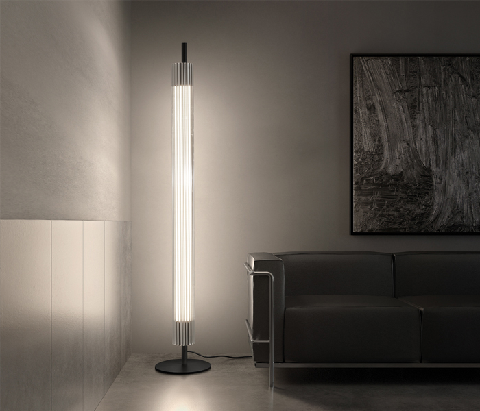 Luminaria de diseño de pie Glass, diseñada por Josep Lluís Xuclà para Insòlit, destaca por su luz envolvente y presencia imponente. Fabricada con tubo de cristal estriado que crea una iluminación difusa de cristal y un efecto luminoso flotante, esta lámpara aporta elegancia y sofisticación a cualquier espacio. El cuerpo está hecho en tubo de acero resistente y cuenta con un LED en PCB diseñado por Insòlit, que ofrece una iluminación de calidad y eficiente. La luminaria Glass es regulable en altura mediante dos cables de acero inoxidable y tiene un florón independiente para instalación en superficie, siendo totalmente personalizable para proyectos de iluminación de diseño, iluminación personalizada, iluminación de lujo, iluminación a medida y lighting design. Ideal para ambientes residenciales, iluminación de cocina y locales comerciales que buscan una lámpara de pie de diseño exclusivo y alta gama, Glass representa la excelencia en iluminación de suspensión, lamparas de diseño, luxury lighting y productos premium de Insòlit, convirtiéndose en el punto focal que eleva la estética y funcionalidad del espacio. Glass floor lamp, designed by Josep Lluís Xuclà for Insòlit, stands out for its immersive light and striking presence. Made with ribbed glass tubing that creates diffuse crystal lighting and a floating luminous effect, this lamp adds elegance and sophistication to any space. The body is crafted from durable steel tubing and features an LED PCB designed by Insòlit, providing high-quality, efficient lighting. The Glass lamp is height-adjustable with two stainless steel cables and includes an independent canopy for surface installation, making it fully customizable for lighting design, personalized lighting, luxury lighting, bespoke lighting, and suspension lighting projects. Perfect for residential settings, kitchen lighting, and commercial spaces seeking an exclusive, high-end floor lamp, Glass exemplifies excellence in designer lamps, luxury lighting, suspension lighting, and premium Insòlit products, becoming the focal point that enhances space aesthetics and functionality.