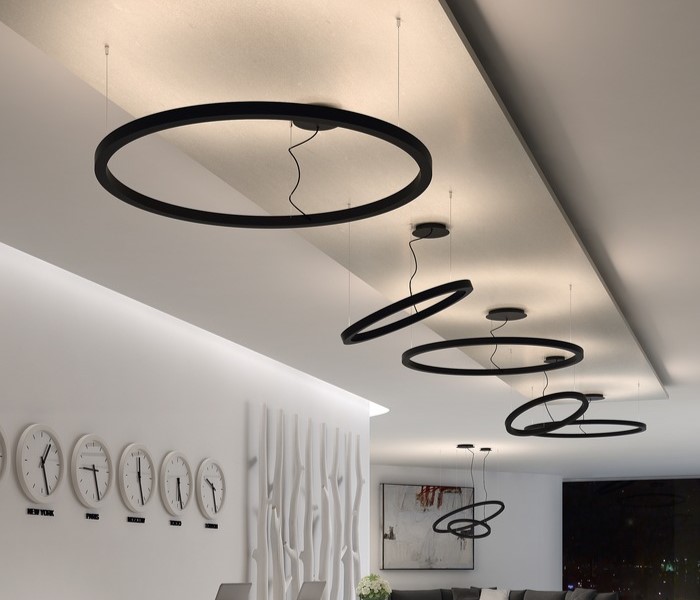 Lámpara de suspensión TR diseñada por Josep Lluís Xuclà para Insòlit, una lámpara de suspensión circular de diseño contemporáneo. Esta lámpara de suspensión destaca por su perfil de aluminio extruido y curvado, combinado con un difusor de policarbonato gel que suaviza la iluminación, ideal para proyectos de iluminación a medida y lámparas a medida. La lámpara de suspensión TR es totalmente personalizable y perfecta para crear combinaciones de lámparas suspendidas o lámparas flotantes combinables en lobbis de hotel, recepción y grandes espacios. Como lámpara de gran escala y lámpara de diseño exclusiva, la TR aporta funcionalidad y estilo en proyectos de lighting design, iluminación a medida y decoración de interiores. Este modelo de lámpara de suspensión circular permite múltiples combinaciones con otras lámparas suspendidas, facilitando composiciones únicas para lobbis de hotel, recepciones y grandes salones. La lámpara de suspensión TR de Insòlit es la elección ideal para quienes buscan lámparas combinables suspendidas, iluminación a medida y productos de alta calidad en lámparas de diseño y lighting design. TR suspension lamp designed by Josep Lluís Xuclà for Insòlit is a circular suspension lamp with a contemporary design. This suspension lamp features an extruded and curved aluminum profile combined with a gel polycarbonate diffuser that softens the lighting, perfect for bespoke lighting and custom lamps projects. The TR suspension lamp is fully customizable and ideal for creating combinations of suspended lamps or combinable floating lamps for hotel lobbies, receptions, and large spaces. As a large-scale lamp and designer lamp, the TR provides functionality and style in lighting design, bespoke lighting, and interior decoration projects. This circular suspension lamp model allows multiple combinations with other suspended lamps, enabling unique compositions for hotel lobbies, receptions, and large halls. The Insòlit TR suspension lamp is the perfect choice for those looking for combinable suspended lamps, bespoke lighting, and high-quality products in designer lamps and lighting design.