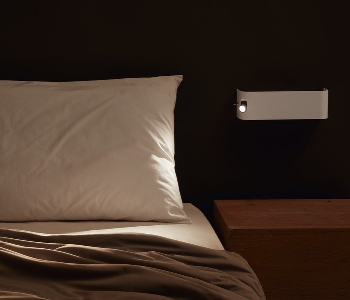 Luminaria de pared SPY de diseño exclusivo por Jordi Mallorquí para Insòlit, que combina luz directa de lectura e iluminación indirecta general. Esta lámpara de pared, aplique orientable y lámpara de cabecera, está diseñada para ofrecer iluminación personalizada y a medida. Cuenta con un lector en aluminio mecanizado y cuerpo de aluminio extruido, fusionando funcionalidad con un estilo contemporáneo. El difusor de policarbonato extruido matizado y la pantalla en aluminio lacado proporcionan una iluminación suave y eficiente, ideal para proyectos de lighting design, iluminación personalizada, iluminación a medida y lamparas de diseño de alta gama. Con un interruptor de tres posiciones (on-off-on), SPY es una lámpara perfecta para dormitorios, salas y espacios que buscan soluciones de luxury lighting, iluminación de dormitorio, iluminación de aplique de pared (wall sconce) y lámparas para uso como lámpara de cabecera. SPY es ideal para ambientes residenciales y comerciales que requieren una lámpara de pared sofisticada, combinando estética y practicidad en un producto de lujo para bedroom lighting y bedside lamp. Esta luminaria representa la excelencia en lamparas de diseño, lighting design, personalized lighting, luxury lighting, wall sconce y productos premium de Insòlit. SPY wall luminaire, an exclusive design by Jordi Mallorquí for Insòlit, combines direct reading light and indirect general illumination. This adjustable wall lamp, wall sconce, and bedside lamp is designed to provide bespoke and personalized lighting, featuring a machined aluminum reading light and an extruded aluminum body that blends functionality with contemporary style. The matte extruded polycarbonate diffuser and lacquered aluminum shade provide soft, efficient lighting, ideal for lighting design, personalized lighting, bespoke lighting, and high-end designer lamps projects. With a three-position switch (on-off-on), SPY is perfect for bedrooms, living areas, and spaces seeking luxury lighting, bedroom lighting, wall sconce lighting, and bedside lamp solutions. SPY is ideal for residential and commercial environments requiring sophisticated wall sconce fixtures, combining aesthetics and practicality in a luxury product for bedroom lighting. This luminaire exemplifies excellence in designer lamps, lighting design, personalized lighting, luxury lighting, wall sconce, and premium Insòlit products.