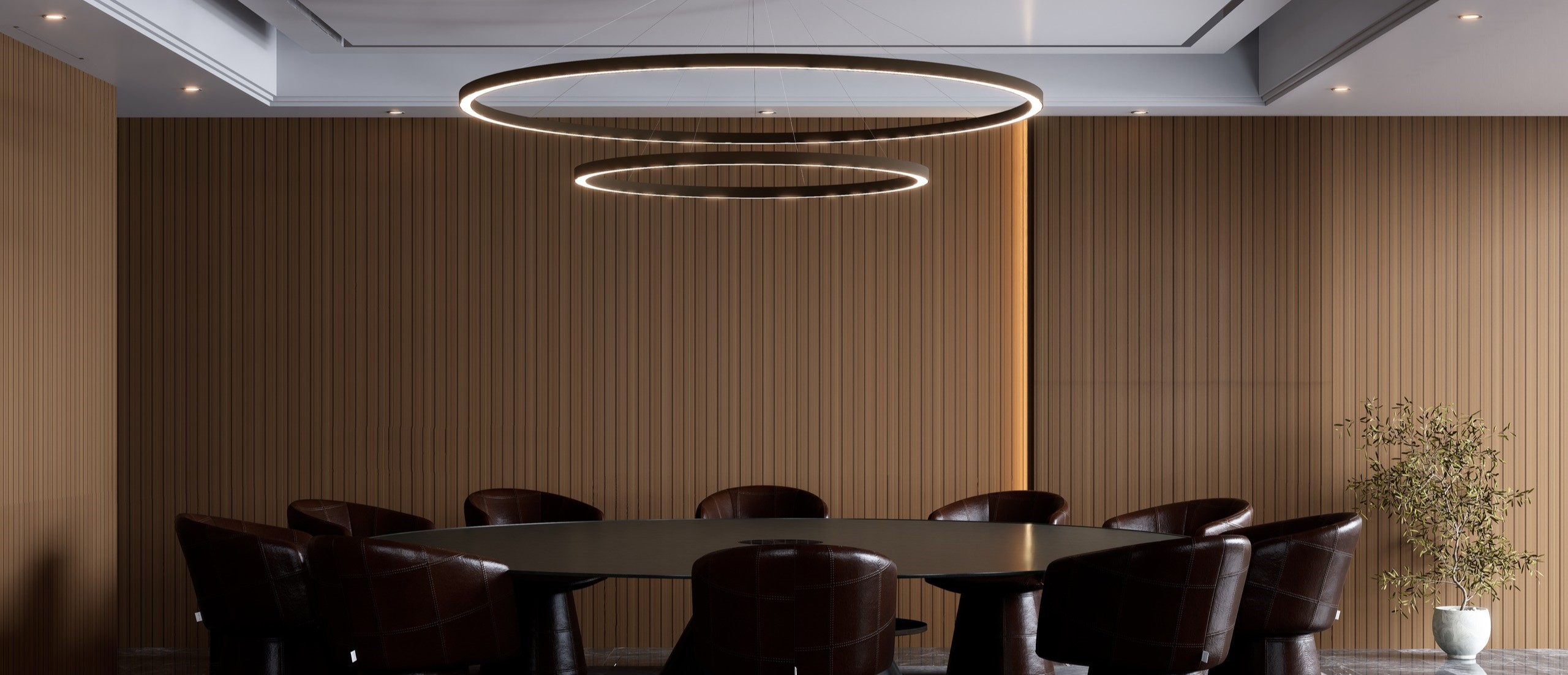 Lámpara de suspensión TR diseñada por Josep Lluís Xuclà para Insòlit, una lámpara de suspensión circular de diseño contemporáneo. Esta lámpara de suspensión destaca por su perfil de aluminio extruido y curvado, combinado con un difusor de policarbonato gel que suaviza la iluminación, ideal para proyectos de iluminación a medida y lámparas a medida. La lámpara de suspensión TR es totalmente personalizable y perfecta para crear combinaciones de lámparas suspendidas o lámparas flotantes combinables en lobbis de hotel, recepción y grandes espacios. Como lámpara de gran escala y lámpara de diseño exclusiva, la TR aporta funcionalidad y estilo en proyectos de lighting design, iluminación a medida y decoración de interiores. Este modelo de lámpara de suspensión circular permite múltiples combinaciones con otras lámparas suspendidas, facilitando composiciones únicas para lobbis de hotel, recepciones y grandes salones. La lámpara de suspensión TR de Insòlit es la elección ideal para quienes buscan lámparas combinables suspendidas, iluminación a medida y productos de alta calidad en lámparas de diseño y lighting design. TR suspension lamp designed by Josep Lluís Xuclà for Insòlit is a circular suspension lamp with a contemporary design. This suspension lamp features an extruded and curved aluminum profile combined with a gel polycarbonate diffuser that softens the lighting, perfect for bespoke lighting and custom lamps projects. The TR suspension lamp is fully customizable and ideal for creating combinations of suspended lamps or combinable floating lamps for hotel lobbies, receptions, and large spaces. As a large-scale lamp and designer lamp, the TR provides functionality and style in lighting design, bespoke lighting, and interior decoration projects. This circular suspension lamp model allows multiple combinations with other suspended lamps, enabling unique compositions for hotel lobbies, receptions, and large halls. The Insòlit TR suspension lamp is the perfect choice for those looking for combinable suspended lamps, bespoke lighting, and high-quality products in designer lamps and lighting design.