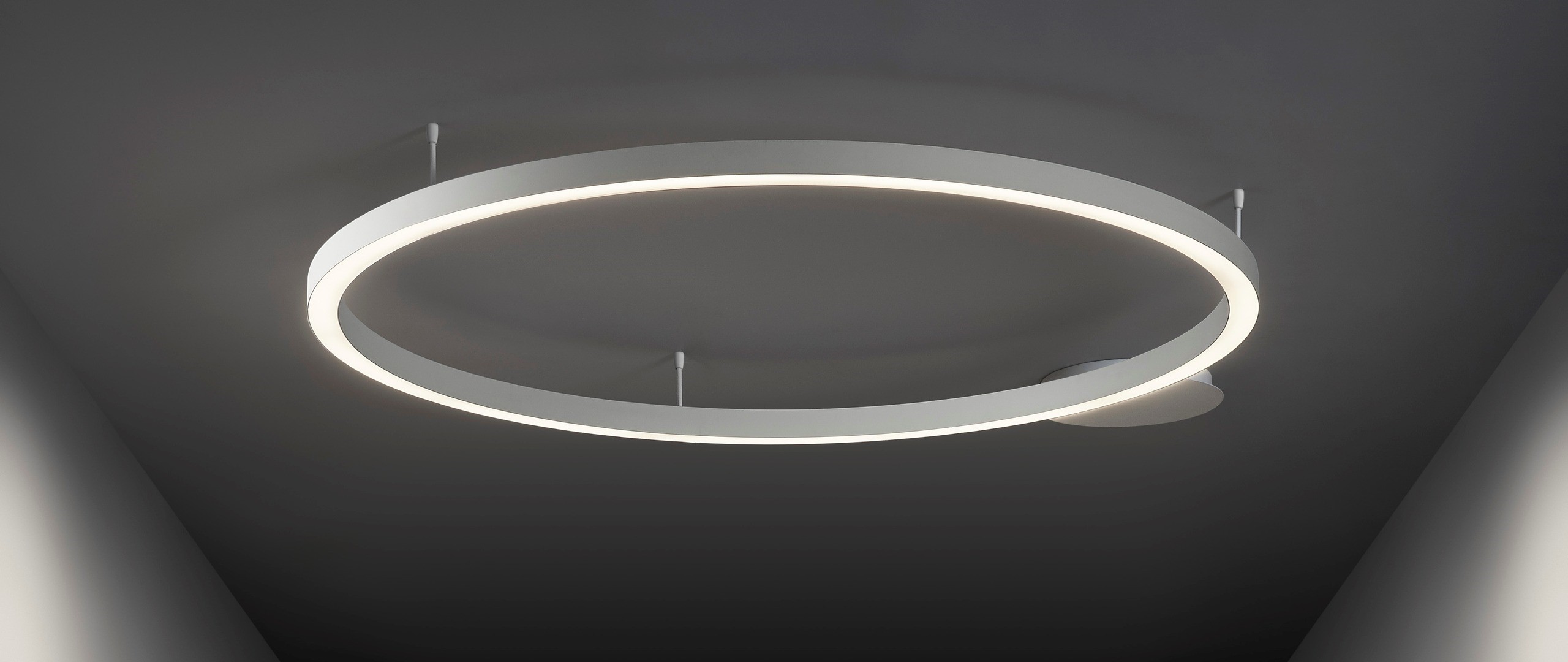 circlular design ceiling light. Lámpara de suspensión TR diseñada por Josep Lluís Xuclà para Insòlit, una lámpara de suspensión circular de diseño contemporáneo. Esta lámpara de suspensión destaca por su perfil de aluminio extruido y curvado, combinado con un difusor de policarbonato gel que suaviza la iluminación, ideal para proyectos de iluminación a medida y lámparas a medida. La lámpara de suspensión TR es totalmente personalizable y perfecta para crear combinaciones de lámparas suspendidas o lámparas flotantes combinables en lobbis de hotel, recepción y grandes espacios. Como lámpara de gran escala y lámpara de diseño exclusiva, la TR aporta funcionalidad y estilo en proyectos de lighting design, iluminación a medida y decoración de interiores. Este modelo de lámpara de suspensión circular permite múltiples combinaciones con otras lámparas suspendidas, facilitando composiciones únicas para lobbis de hotel, recepciones y grandes salones. La lámpara de suspensión TR de Insòlit es la elección ideal para quienes buscan lámparas combinables suspendidas, iluminación a medida y productos de alta calidad en lámparas de diseño y lighting design. TR suspension lamp designed by Josep Lluís Xuclà for Insòlit is a circular suspension lamp with a contemporary design. This suspension lamp features an extruded and curved aluminum profile combined with a gel polycarbonate diffuser that softens the lighting, perfect for bespoke lighting and custom lamps projects. The TR suspension lamp is fully customizable and ideal for creating combinations of suspended lamps or combinable floating lamps for hotel lobbies, receptions, and large spaces. As a large-scale lamp and designer lamp, the TR provides functionality and style in lighting design, bespoke lighting, and interior decoration projects. This circular suspension lamp model allows multiple combinations with other suspended lamps, enabling unique compositions for hotel lobbies, receptions, and large halls. The Insòlit TR suspension lamp is the perfect choice for those looking for combinable suspended lamps, bespoke lighting, and high-quality products in designer lamps and lighting design.