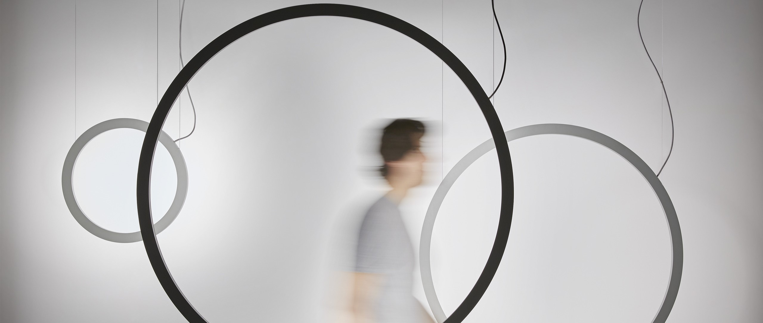 Lámpara de suspensión TR diseñada por Josep Lluís Xuclà para Insòlit, una lámpara de suspensión circular de diseño contemporáneo. Esta lámpara de suspensión destaca por su perfil de aluminio extruido y curvado, combinado con un difusor de policarbonato gel que suaviza la iluminación, ideal para proyectos de iluminación a medida y lámparas a medida. La lámpara de suspensión TR es totalmente personalizable y perfecta para crear combinaciones de lámparas suspendidas o lámparas flotantes combinables en lobbis de hotel, recepción y grandes espacios. Como lámpara de gran escala y lámpara de diseño exclusiva, la TR aporta funcionalidad y estilo en proyectos de lighting design, iluminación a medida y decoración de interiores. Este modelo de lámpara de suspensión circular permite múltiples combinaciones con otras lámparas suspendidas, facilitando composiciones únicas para lobbis de hotel, recepciones y grandes salones. La lámpara de suspensión TR de Insòlit es la elección ideal para quienes buscan lámparas combinables suspendidas, iluminación a medida y productos de alta calidad en lámparas de diseño y lighting design. TR suspension lamp designed by Josep Lluís Xuclà for Insòlit is a circular suspension lamp with a contemporary design. This suspension lamp features an extruded and curved aluminum profile combined with a gel polycarbonate diffuser that softens the lighting, perfect for bespoke lighting and custom lamps projects. The TR suspension lamp is fully customizable and ideal for creating combinations of suspended lamps or combinable floating lamps for hotel lobbies, receptions, and large spaces. As a large-scale lamp and designer lamp, the TR provides functionality and style in lighting design, bespoke lighting, and interior decoration projects. This circular suspension lamp model allows multiple combinations with other suspended lamps, enabling unique compositions for hotel lobbies, receptions, and large halls. The Insòlit TR suspension lamp is the perfect choice for those looking for combinable suspended lamps, bespoke lighting, and high-quality products in designer lamps and lighting design. Suspension lighting with multiple combinations.