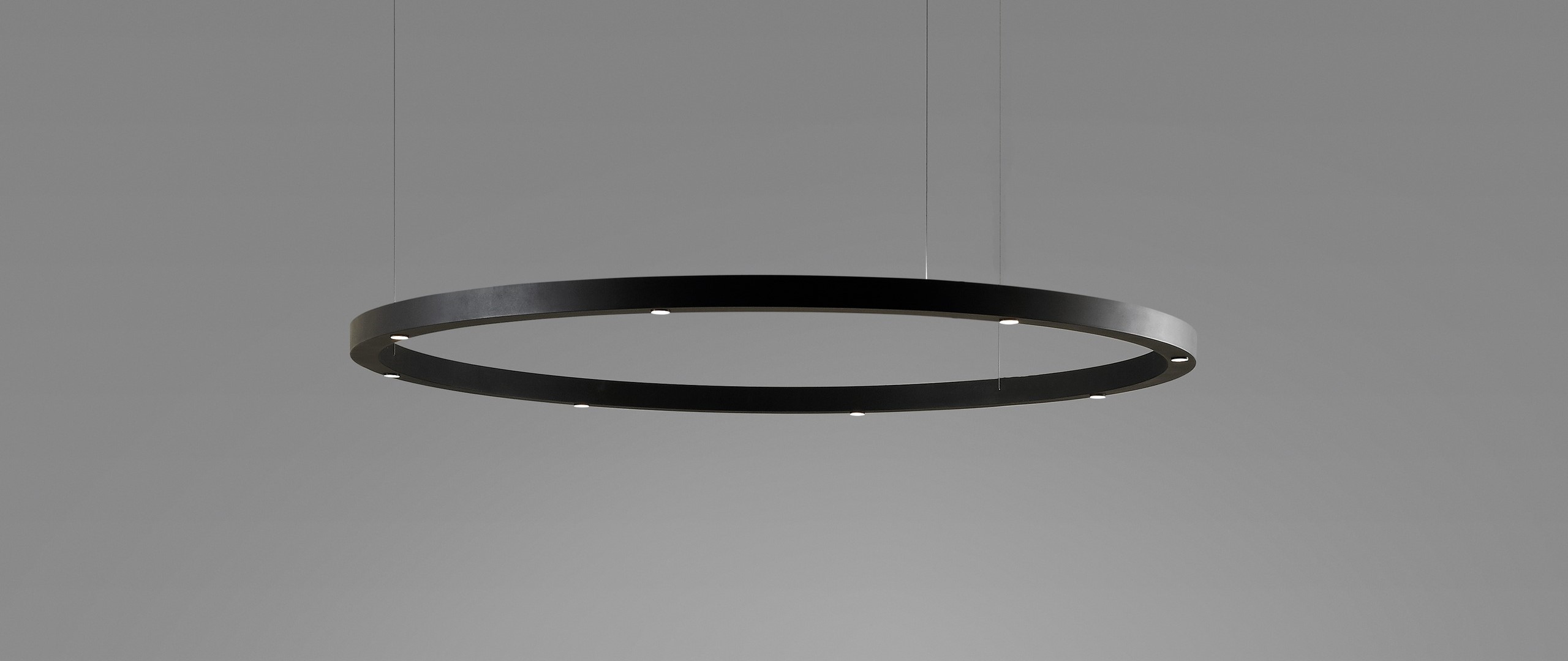 Lámpara de suspensión TR diseñada por Josep Lluís Xuclà para Insòlit, una lámpara de suspensión circular de diseño contemporáneo. Esta lámpara de suspensión destaca por su perfil de aluminio extruido y curvado, combinado con un difusor de policarbonato gel que suaviza la iluminación, ideal para proyectos de iluminación a medida y lámparas a medida. La lámpara de suspensión TR es totalmente personalizable y perfecta para crear combinaciones de lámparas suspendidas o lámparas flotantes combinables en lobbis de hotel, recepción y grandes espacios. Como lámpara de gran escala y lámpara de diseño exclusiva, la TR aporta funcionalidad y estilo en proyectos de lighting design, iluminación a medida y decoración de interiores. Este modelo de lámpara de suspensión circular permite múltiples combinaciones con otras lámparas suspendidas, facilitando composiciones únicas para lobbis de hotel, recepciones y grandes salones. La lámpara de suspensión TR de Insòlit es la elección ideal para quienes buscan lámparas combinables suspendidas, iluminación a medida y productos de alta calidad en lámparas de diseño y lighting design. TR suspension lamp designed by Josep Lluís Xuclà for Insòlit is a circular suspension lamp with a contemporary design. This suspension lamp features an extruded and curved aluminum profile combined with a gel polycarbonate diffuser that softens the lighting, perfect for bespoke lighting and custom lamps projects. The TR suspension lamp is fully customizable and ideal for creating combinations of suspended lamps or combinable floating lamps for hotel lobbies, receptions, and large spaces. As a large-scale lamp and designer lamp, the TR provides functionality and style in lighting design, bespoke lighting, and interior decoration projects. This circular suspension lamp model allows multiple combinations with other suspended lamps, enabling unique compositions for hotel lobbies, receptions, and large halls. The Insòlit TR suspension lamp is the perfect choice for those looking for combinable suspended lamps, bespoke lighting, and high-quality products in designer lamps and lighting design.