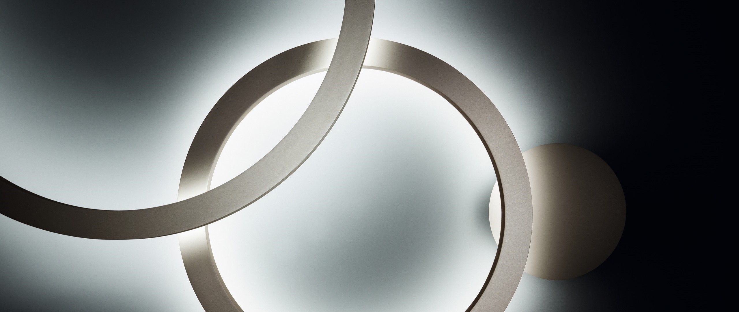 design wall light Lámpara de suspensión TR diseñada por Josep Lluís Xuclà para Insòlit, una lámpara de suspensión circular de diseño contemporáneo. Esta lámpara de suspensión destaca por su perfil de aluminio extruido y curvado, combinado con un difusor de policarbonato gel que suaviza la iluminación, ideal para proyectos de iluminación a medida y lámparas a medida. La lámpara de suspensión TR es totalmente personalizable y perfecta para crear combinaciones de lámparas suspendidas o lámparas flotantes combinables en lobbis de hotel, recepción y grandes espacios. Como lámpara de gran escala y lámpara de diseño exclusiva, la TR aporta funcionalidad y estilo en proyectos de lighting design, iluminación a medida y decoración de interiores. Este modelo de lámpara de suspensión circular permite múltiples combinaciones con otras lámparas suspendidas, facilitando composiciones únicas para lobbis de hotel, recepciones y grandes salones. La lámpara de suspensión TR de Insòlit es la elección ideal para quienes buscan lámparas combinables suspendidas, iluminación a medida y productos de alta calidad en lámparas de diseño y lighting design. TR suspension lamp designed by Josep Lluís Xuclà for Insòlit is a circular suspension lamp with a contemporary design. This suspension lamp features an extruded and curved aluminum profile combined with a gel polycarbonate diffuser that softens the lighting, perfect for bespoke lighting and custom lamps projects. The TR suspension lamp is fully customizable and ideal for creating combinations of suspended lamps or combinable floating lamps for hotel lobbies, receptions, and large spaces. As a large-scale lamp and designer lamp, the TR provides functionality and style in lighting design, bespoke lighting, and interior decoration projects. This circular suspension lamp model allows multiple combinations with other suspended lamps, enabling unique compositions for hotel lobbies, receptions, and large halls. The Insòlit TR suspension lamp is the perfect choice for those looking for combinable suspended lamps, bespoke lighting, and high-quality products in designer lamps and lighting design.