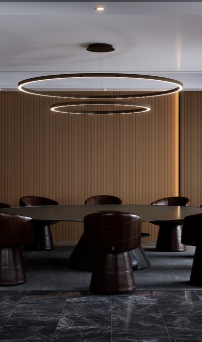 Lámpara de suspensión TR diseñada por Josep Lluís Xuclà para Insòlit, una lámpara de suspensión circular de diseño contemporáneo. Esta lámpara de suspensión destaca por su perfil de aluminio extruido y curvado, combinado con un difusor de policarbonato gel que suaviza la iluminación, ideal para proyectos de iluminación a medida y lámparas a medida. La lámpara de suspensión TR es totalmente personalizable y perfecta para crear combinaciones de lámparas suspendidas o lámparas flotantes combinables en lobbis de hotel, recepción y grandes espacios. Como lámpara de gran escala y lámpara de diseño exclusiva, la TR aporta funcionalidad y estilo en proyectos de lighting design, iluminación a medida y decoración de interiores. Este modelo de lámpara de suspensión circular permite múltiples combinaciones con otras lámparas suspendidas, facilitando composiciones únicas para lobbis de hotel, recepciones y grandes salones. La lámpara de suspensión TR de Insòlit es la elección ideal para quienes buscan lámparas combinables suspendidas, iluminación a medida y productos de alta calidad en lámparas de diseño y lighting design. TR suspension lamp designed by Josep Lluís Xuclà for Insòlit is a circular suspension lamp with a contemporary design. This suspension lamp features an extruded and curved aluminum profile combined with a gel polycarbonate diffuser that softens the lighting, perfect for bespoke lighting and custom lamps projects. The TR suspension lamp is fully customizable and ideal for creating combinations of suspended lamps or combinable floating lamps for hotel lobbies, receptions, and large spaces. As a large-scale lamp and designer lamp, the TR provides functionality and style in lighting design, bespoke lighting, and interior decoration projects. This circular suspension lamp model allows multiple combinations with other suspended lamps, enabling unique compositions for hotel lobbies, receptions, and large halls. The Insòlit TR suspension lamp is the perfect choice for those looking for combinable suspended lamps, bespoke lighting, and high-quality products in designer lamps and lighting design.