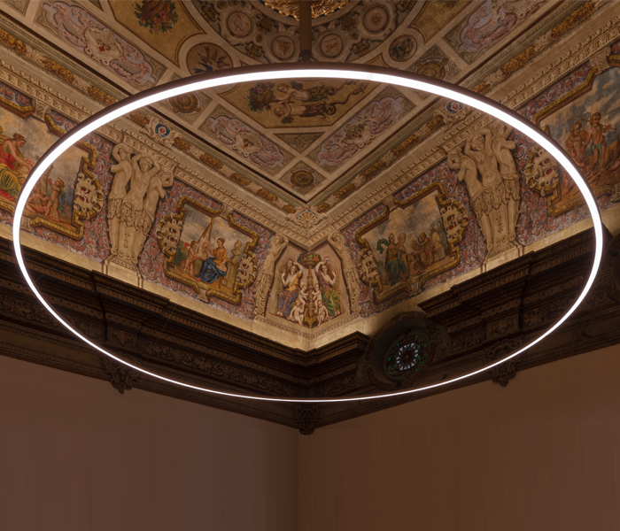 Lámpara de suspensión TR diseñada por Josep Lluís Xuclà para Insòlit, una lámpara de suspensión circular de diseño contemporáneo. Esta lámpara de suspensión destaca por su perfil de aluminio extruido y curvado, combinado con un difusor de policarbonato gel que suaviza la iluminación, ideal para proyectos de iluminación a medida y lámparas a medida. La lámpara de suspensión TR es totalmente personalizable y perfecta para crear combinaciones de lámparas suspendidas o lámparas flotantes combinables en lobbis de hotel, recepción y grandes espacios. Como lámpara de gran escala y lámpara de diseño exclusiva, la TR aporta funcionalidad y estilo en proyectos de lighting design, iluminación a medida y decoración de interiores. Este modelo de lámpara de suspensión circular permite múltiples combinaciones con otras lámparas suspendidas, facilitando composiciones únicas para lobbis de hotel, recepciones y grandes salones. La lámpara de suspensión TR de Insòlit es la elección ideal para quienes buscan lámparas combinables suspendidas, iluminación a medida y productos de alta calidad en lámparas de diseño y lighting design. TR suspension lamp designed by Josep Lluís Xuclà for Insòlit is a circular suspension lamp with a contemporary design. This suspension lamp features an extruded and curved aluminum profile combined with a gel polycarbonate diffuser that softens the lighting, perfect for bespoke lighting and custom lamps projects. The TR suspension lamp is fully customizable and ideal for creating combinations of suspended lamps or combinable floating lamps for hotel lobbies, receptions, and large spaces. As a large-scale lamp and designer lamp, the TR provides functionality and style in lighting design, bespoke lighting, and interior decoration projects. This circular suspension lamp model allows multiple combinations with other suspended lamps, enabling unique compositions for hotel lobbies, receptions, and large halls. The Insòlit TR suspension lamp is the perfect choice for those looking for combinable suspended lamps, bespoke lighting, and high-quality products in designer lamps and lighting design.
