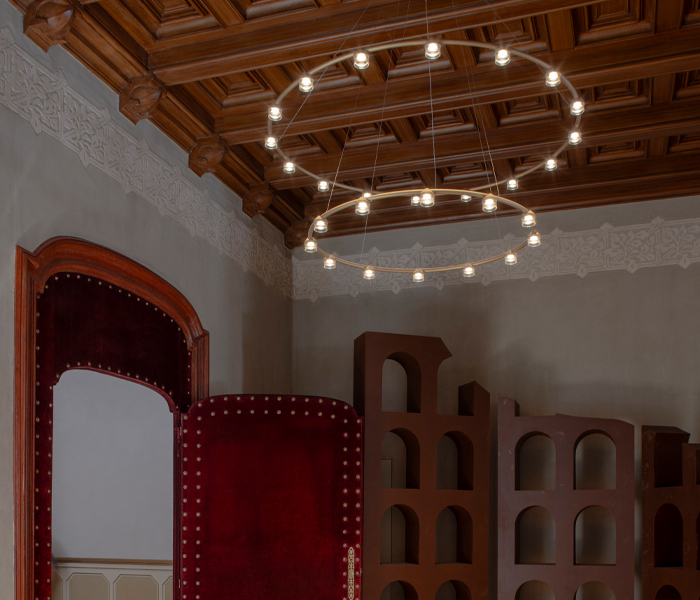 Luminaria Dew de suspensión flotante diseñada por GCA Architects, un ejemplo de lighting design de lujo con tubo curvado de aluminio y vidrio estriado de alta calidad. Esta lámpara de diseño personalizado ofrece combinaciones flexibles en sus aros suspendidos, ideal para proyectos exclusivos que buscan una iluminación a medida y sofisticada. La lámpara Dew de gran tamaño es perfecta para hoteles de lujo, residencias exclusivas y espacios corporativos que requieren un diseño de iluminación personalizado y elegante. Su estructura flotante y contemporánea la convierte en una pieza clave dentro de la categoría de lamparas de lujo y iluminación personalizada. Con su diseño versátil y materiales premium, Dew es la opción ideal para quienes buscan una lámpara flotante de suspensión que combine funcionalidad y estética en proyectos de alta gama. Este producto representa la excelencia en diseño de alta calidad y productos de alta calidad para interiores sofisticados. Dew floating suspension luminaire designed by GCA Architects, an example of luxury lighting design featuring a curved aluminum tube and high-quality ribbed glass. This custom-designed lamp offers flexible combinations in its suspended rings, ideal for exclusive projects seeking tailored and sophisticated illumination. The large-sized Dew lamp is perfect for luxury hotels, exclusive residences, and corporate spaces that require elegant and personalized lighting design. Its floating and contemporary structure makes it a key piece within the luxury lamps and custom lighting category. With its versatile design and premium materials, Dew is the ideal choice for those looking for a floating suspension lamp that combines functionality and aesthetics in high-end projects. This product represents excellence in high-quality design and premium products for sophisticated interiors.