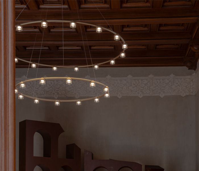 Luminaria Dew de suspensión flotante diseñada por GCA Architects, un ejemplo de lighting design de lujo con tubo curvado de aluminio y vidrio estriado de alta calidad. Esta lámpara de diseño personalizado ofrece combinaciones flexibles en sus aros suspendidos, ideal para proyectos exclusivos que buscan una iluminación a medida y sofisticada. La lámpara Dew de gran tamaño es perfecta para hoteles de lujo, residencias exclusivas y espacios corporativos que requieren un diseño de iluminación personalizado y elegante. Su estructura flotante y contemporánea la convierte en una pieza clave dentro de la categoría de lamparas de lujo y iluminación personalizada. Con su diseño versátil y materiales premium, Dew es la opción ideal para quienes buscan una lámpara flotante de suspensión que combine funcionalidad y estética en proyectos de alta gama. Este producto representa la excelencia en diseño de alta calidad y productos de alta calidad para interiores sofisticados. Dew floating suspension luminaire designed by GCA Architects, an example of luxury lighting design featuring a curved aluminum tube and high-quality ribbed glass. This custom-designed lamp offers flexible combinations in its suspended rings, ideal for exclusive projects seeking tailored and sophisticated illumination. The large-sized Dew lamp is perfect for luxury hotels, exclusive residences, and corporate spaces that require elegant and personalized lighting design. Its floating and contemporary structure makes it a key piece within the luxury lamps and custom lighting category. With its versatile design and premium materials, Dew is the ideal choice for those looking for a floating suspension lamp that combines functionality and aesthetics in high-end projects. This product represents excellence in high-quality design and premium products for sophisticated interiors.