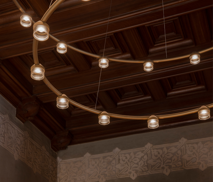 Luminaria Dew de suspensión flotante diseñada por GCA Architects, un ejemplo de lighting design de lujo con tubo curvado de aluminio y vidrio estriado de alta calidad. Esta lámpara de diseño personalizado ofrece combinaciones flexibles en sus aros suspendidos, ideal para proyectos exclusivos que buscan una iluminación a medida y sofisticada. La lámpara Dew de gran tamaño es perfecta para hoteles de lujo, residencias exclusivas y espacios corporativos que requieren un diseño de iluminación personalizado y elegante. Su estructura flotante y contemporánea la convierte en una pieza clave dentro de la categoría de lamparas de lujo y iluminación personalizada. Con su diseño versátil y materiales premium, Dew es la opción ideal para quienes buscan una lámpara flotante de suspensión que combine funcionalidad y estética en proyectos de alta gama. Este producto representa la excelencia en diseño de alta calidad y productos de alta calidad para interiores sofisticados. Dew floating suspension luminaire designed by GCA Architects, an example of luxury lighting design featuring a curved aluminum tube and high-quality ribbed glass. This custom-designed lamp offers flexible combinations in its suspended rings, ideal for exclusive projects seeking tailored and sophisticated illumination. The large-sized Dew lamp is perfect for luxury hotels, exclusive residences, and corporate spaces that require elegant and personalized lighting design. Its floating and contemporary structure makes it a key piece within the luxury lamps and custom lighting category. With its versatile design and premium materials, Dew is the ideal choice for those looking for a floating suspension lamp that combines functionality and aesthetics in high-end projects. This product represents excellence in high-quality design and premium products for sophisticated interiors.
