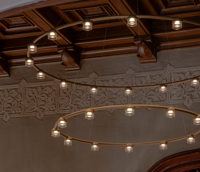Luminaria Dew de suspensión flotante diseñada por GCA Architects, un ejemplo de lighting design de lujo con tubo curvado de aluminio y vidrio estriado de alta calidad. Esta lámpara de diseño personalizado ofrece combinaciones flexibles en sus aros suspendidos, ideal para proyectos exclusivos que buscan una iluminación a medida y sofisticada. La lámpara Dew de gran tamaño es perfecta para hoteles de lujo, residencias exclusivas y espacios corporativos que requieren un diseño de iluminación personalizado y elegante. Su estructura flotante y contemporánea la convierte en una pieza clave dentro de la categoría de lamparas de lujo y iluminación personalizada. Con su diseño versátil y materiales premium, Dew es la opción ideal para quienes buscan una lámpara flotante de suspensión que combine funcionalidad y estética en proyectos de alta gama. Este producto representa la excelencia en diseño de alta calidad y productos de alta calidad para interiores sofisticados. Dew floating suspension luminaire designed by GCA Architects, an example of luxury lighting design featuring a curved aluminum tube and high-quality ribbed glass. This custom-designed lamp offers flexible combinations in its suspended rings, ideal for exclusive projects seeking tailored and sophisticated illumination. The large-sized Dew lamp is perfect for luxury hotels, exclusive residences, and corporate spaces that require elegant and personalized lighting design. Its floating and contemporary structure makes it a key piece within the luxury lamps and custom lighting category. With its versatile design and premium materials, Dew is the ideal choice for those looking for a floating suspension lamp that combines functionality and aesthetics in high-end projects. This product represents excellence in high-quality design and premium products for sophisticated interiors.