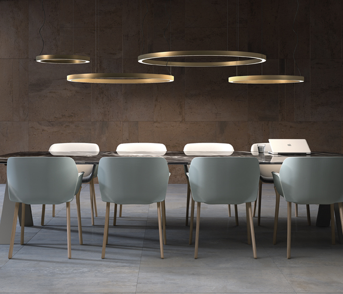 Lámpara de suspensión TR diseñada por Josep Lluís Xuclà para Insòlit, una lámpara de suspensión circular de diseño contemporáneo. Esta lámpara de suspensión destaca por su perfil de aluminio extruido y curvado, combinado con un difusor de policarbonato gel que suaviza la iluminación, ideal para proyectos de iluminación a medida y lámparas a medida. La lámpara de suspensión TR es totalmente personalizable y perfecta para crear combinaciones de lámparas suspendidas o lámparas flotantes combinables en lobbis de hotel, recepción y grandes espacios. Como lámpara de gran escala y lámpara de diseño exclusiva, la TR aporta funcionalidad y estilo en proyectos de lighting design, iluminación a medida y decoración de interiores. Este modelo de lámpara de suspensión circular permite múltiples combinaciones con otras lámparas suspendidas, facilitando composiciones únicas para lobbis de hotel, recepciones y grandes salones. La lámpara de suspensión TR de Insòlit es la elección ideal para quienes buscan lámparas combinables suspendidas, iluminación a medida y productos de alta calidad en lámparas de diseño y lighting design. TR suspension lamp designed by Josep Lluís Xuclà for Insòlit is a circular suspension lamp with a contemporary design. This suspension lamp features an extruded and curved aluminum profile combined with a gel polycarbonate diffuser that softens the lighting, perfect for bespoke lighting and custom lamps projects. The TR suspension lamp is fully customizable and ideal for creating combinations of suspended lamps or combinable floating lamps for hotel lobbies, receptions, and large spaces. As a large-scale lamp and designer lamp, the TR provides functionality and style in lighting design, bespoke lighting, and interior decoration projects. This circular suspension lamp model allows multiple combinations with other suspended lamps, enabling unique compositions for hotel lobbies, receptions, and large halls. The Insòlit TR suspension lamp is the perfect choice for those looking for combinable suspended lamps, bespoke lighting, and high-quality products in designer lamps and lighting design.