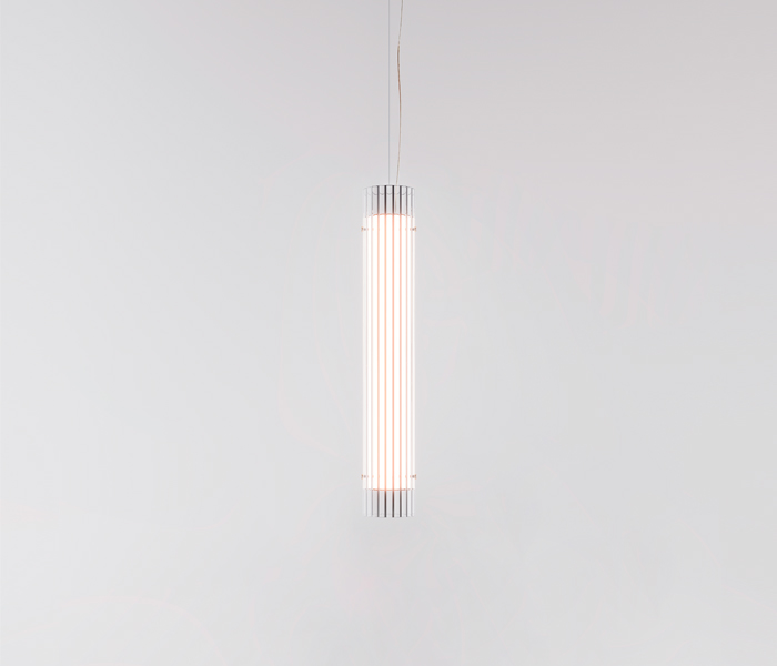 Luminaria colgante Glass Pendant, diseñada por Josep Lluís Xuclà para Insòlit, destaca por su luz envolvente y presencia imponente. Fabricada con tubo de cristal estriado que crea una iluminación difusa de cristal y un efecto luminoso flotante, esta lámpara pendant aporta elegancia y sofisticación a cualquier espacio. El cuerpo está hecho en tubo de acero resistente y cuenta con un LED en PCB diseñado por Insòlit, que ofrece una iluminación de calidad y eficiente. La luminaria Glass Pendant es regulable en altura mediante dos cables de acero inoxidable y tiene un florón independiente para instalación en superficie, siendo totalmente personalizable para proyectos de iluminación de diseño, iluminación personalizada, iluminación de lujo, iluminación a medida, lighting design y iluminación de suspensión. Ideal para ambientes residenciales, iluminación de cocina, hoteles y grandes salones que buscan una lámpara colgante de diseño exclusivo y alta gama, Glass Pendant representa la excelencia en lamparas de diseño, luxury lighting y productos premium de Insòlit. Ofrece múltiples combinaciones y composiciones que permiten crear ambientes únicos y sofisticados, convirtiéndose en el punto focal que eleva la estética y funcionalidad del espacio. Glass Pendant lamp, designed by Josep Lluís Xuclà for Insòlit, stands out for its immersive light and striking presence. Made with ribbed glass tubing that creates diffuse crystal lighting and a floating luminous effect, this pendant lamp adds elegance and sophistication to any space. The body is crafted from durable steel tubing and features an LED PCB designed by Insòlit, providing high-quality, efficient lighting. The Glass Pendant lamp is height-adjustable with two stainless steel cables and includes an independent canopy for surface installation, making it fully customizable for lighting design, personalized lighting, luxury lighting, bespoke lighting, and suspension lighting projects. Perfect for residential settings, kitchen lighting, hotels, and large halls seeking an exclusive, high-end pendant lamp, Glass Pendant exemplifies excellence in designer lamps, luxury lighting, and premium Insòlit products. It offers multiple combinations and compositions to create unique and sophisticated environments, becoming the focal point that enhances space aesthetics and functionality.