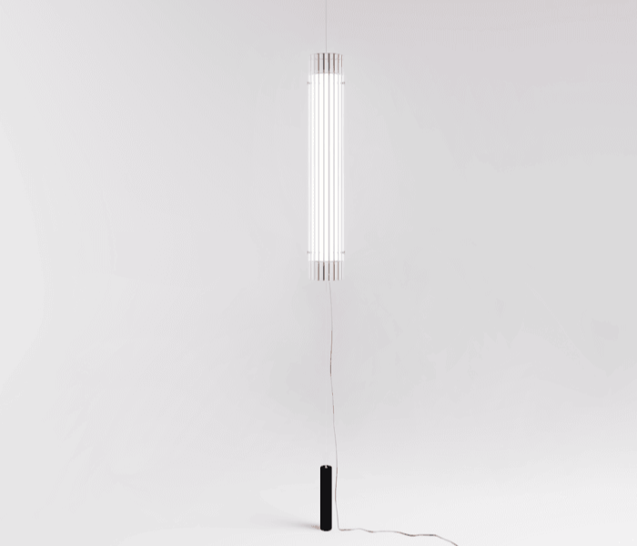 Luminaria colgante Glass Tensor de Insòlit, diseñada para iluminar con elegancia y sofisticación. Esta lámpara pendant combina la ligereza del diseño con la funcionalidad, gracias a su estructura fabricada con tubo de cristal estriado y tubo de acero, suspendida del techo mediante un tensor que garantiza estabilidad con un peso en el suelo. Glass Tensor ofrece una luz regulable con dimmer integrado que crea una iluminación difusa y envolvente, ideal para proyectos de iluminación personalizada, iluminación a medida, iluminación de diseño, luxury lighting y lighting design. Su diseño contemporáneo y estructura elegante la convierten en una pieza clave para hoteles, grandes salones, oficinas y residencias exclusivas que buscan una lámpara de suspensión sofisticada y totalmente personalizable. Perfecta para crear ambientes cálidos y exclusivos, Glass Tensor destaca dentro del sector de las lamparas de diseño, iluminación de alta calidad, iluminación difusa de cristal, iluminación de suspensión y productos premium de Insòlit, aportando funcionalidad y estética a cualquier espacio. Glass Tensor pendant lamp by Insòlit is designed to illuminate with elegance and sophistication. This pendant lamp combines lightweight design with functionality, featuring a structure made of ribbed glass tubing and steel tubing, suspended from the ceiling by a tension cable that ensures stability with a weighted base on the floor. Glass Tensor offers dimmable lighting with an integrated dimmer, creating diffuse and immersive illumination ideal for personalized lighting, bespoke lighting, lighting design, luxury lighting, and high-end lighting projects. Its contemporary design and elegant structure make it a key piece for hotels, large halls, offices, and exclusive residences seeking a sophisticated and fully customizable suspension lamp. Perfect for creating warm, exclusive atmospheres, Glass Tensor stands out in the designer lamps, high-quality lighting, diffuse crystal lighting, suspension lighting, and premium products sector by Insòlit, delivering both functionality and aesthetics to any space.