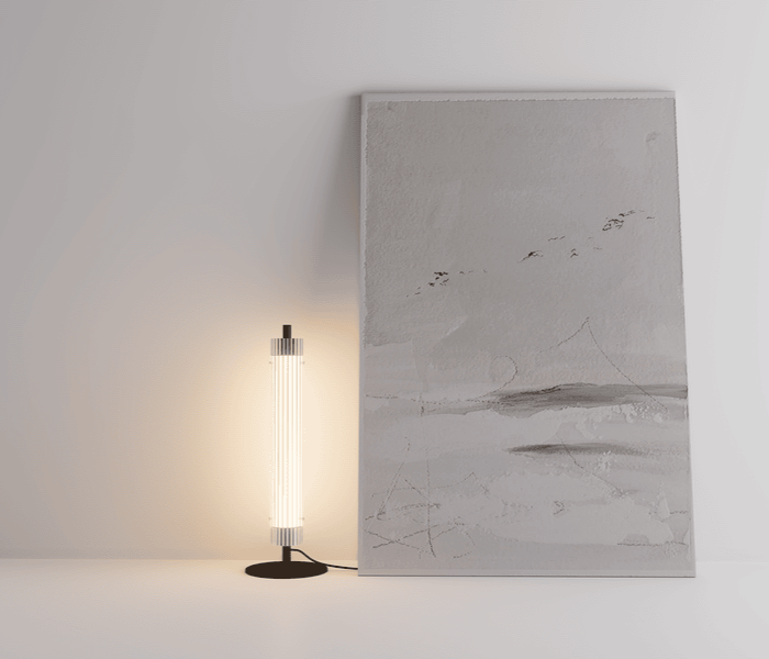 Luminaria de diseño de pie Glass, diseñada por Josep Lluís Xuclà para Insòlit, destaca por su luz envolvente y presencia imponente. Fabricada con tubo de cristal estriado que crea una iluminación difusa de cristal y un efecto luminoso flotante, esta lámpara de pie aporta elegancia y sofisticación a cualquier espacio. El cuerpo está hecho en tubo de acero resistente y cuenta con un LED en PCB diseñado por Insòlit, que ofrece una iluminación de calidad y eficiente. La luminaria Glass es regulable en altura mediante dos cables de acero inoxidable y tiene un florón independiente para instalación en superficie, siendo totalmente personalizable para proyectos de iluminación de diseño, iluminación personalizada, iluminación de lujo, iluminación a medida, lighting design y lámpara de pie. Ideal para ambientes residenciales, iluminación de cocina y locales comerciales que buscan una lámpara de pie de diseño exclusivo y alta gama, Glass representa la excelencia en iluminación de suspensión, lamparas de diseño, luxury lighting y productos premium de Insòlit, convirtiéndose en el punto focal que eleva la estética y funcionalidad del espacio. Glass floor lamp, designed by Josep Lluís Xuclà for Insòlit, stands out for its immersive light and striking presence. Made with ribbed glass tubing that creates diffuse crystal lighting and a floating luminous effect, this floor lamp adds elegance and sophistication to any space. The body is crafted from durable steel tubing and features an LED PCB designed by Insòlit, providing high-quality, efficient lighting. The Glass lamp is height-adjustable with two stainless steel cables and includes an independent canopy for surface installation, making it fully customizable for lighting design, personalized lighting, luxury lighting, bespoke lighting, suspension lighting, and floor lamp projects. Perfect for residential settings, kitchen lighting, and commercial spaces seeking an exclusive, high-end floor lamp, Glass exemplifies excellence in designer lamps, luxury lighting, suspension lighting, and premium Insòlit products, becoming the focal point that enhances space aesthetics and functionality. Glass tamble, table lamp, lámpara de mesa.